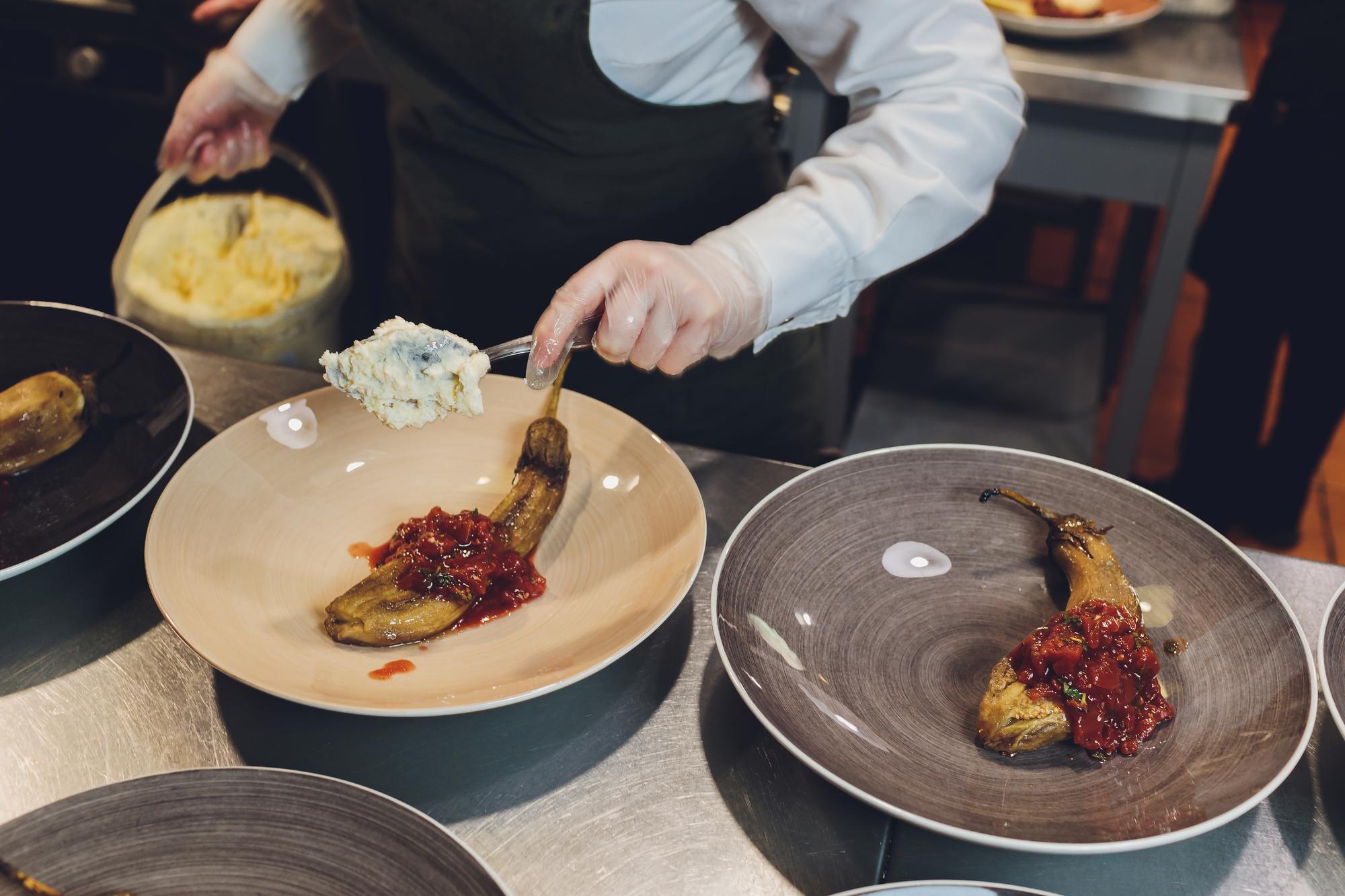 Workshop chef demonstrating plating technique